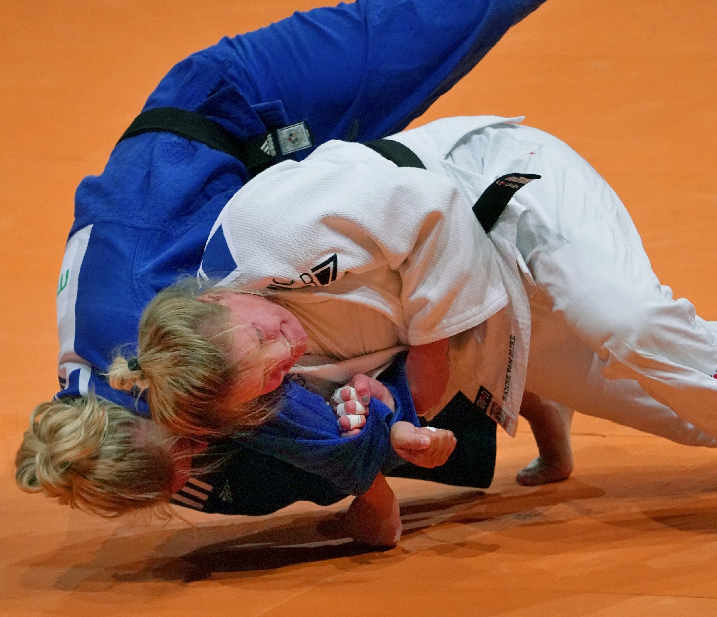 blind jongetje uit rastatt kijkt vol spanning uit naar zijn allereerste judowedstrijd, een inspirerend verhaal van moed en doorzettingsvermogen.