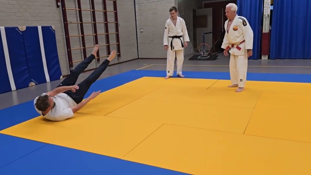 een blind jongetje uit rastatt kijkt vol spanning uit naar zijn allereerste judowedstrijd, vastbesloten om zijn passie voor judo te laten zien.
