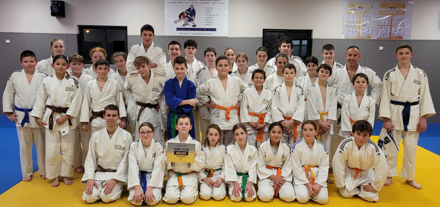 ontdek de jonge judotalenten bij jsc saalfeld en volg hun reis naar succes en meesterschap in de judosport.
