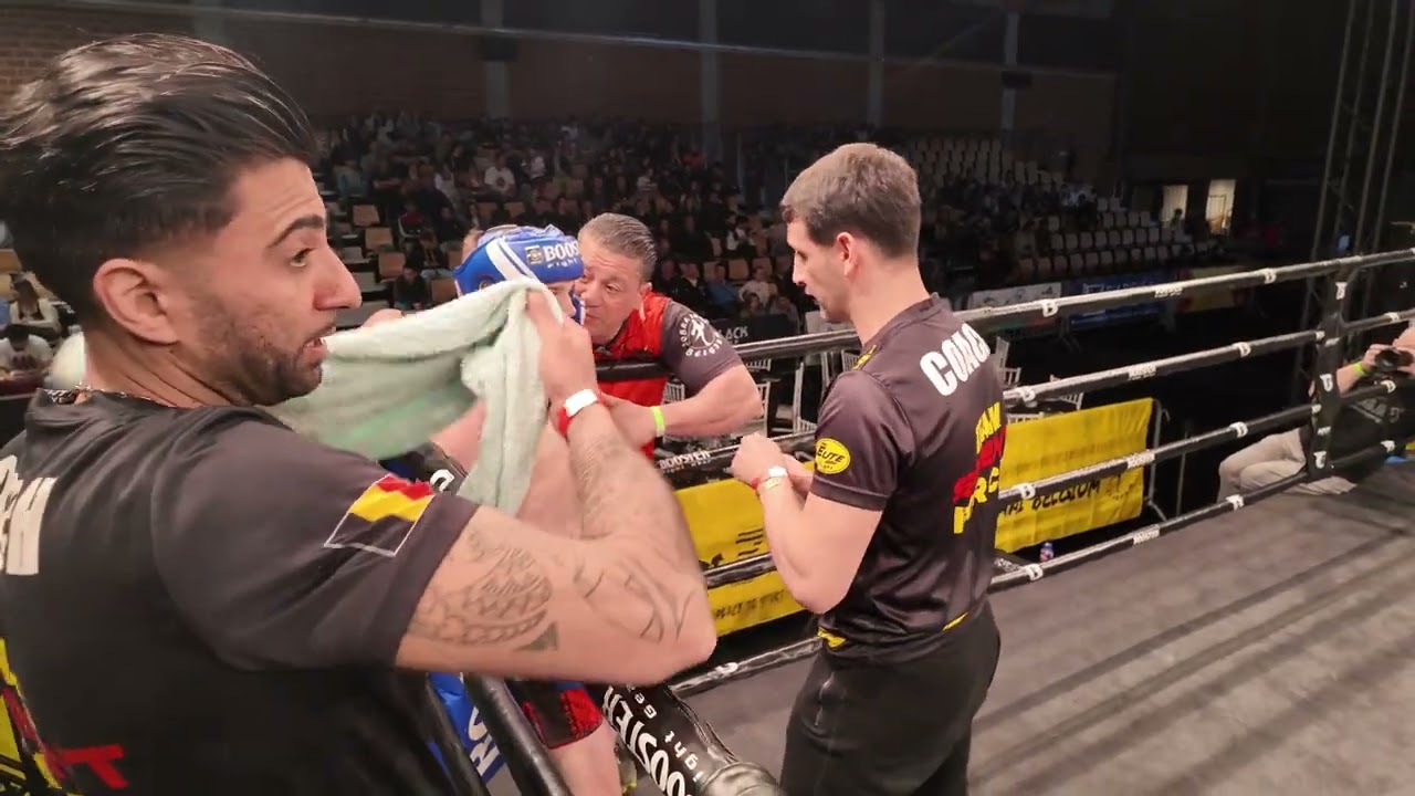 tegenstanders tonen een spandoek met de tekst 'jezus is koning' tijdens een mma-evenement, wat zorgt voor opvallende protesten en reacties.